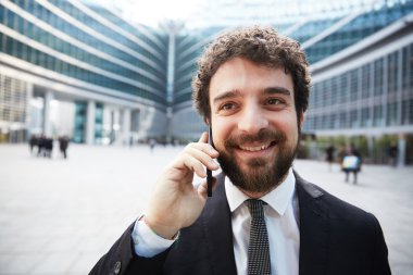 genç işadamı için mobil konuşuyor