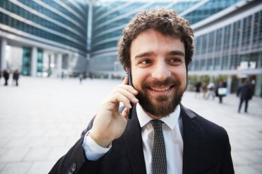 genç işadamı için mobil konuşuyor