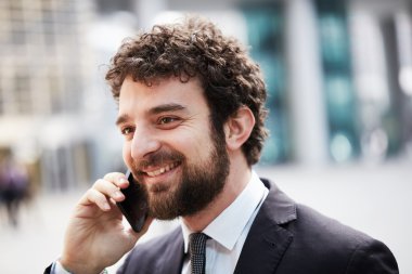 genç işadamı için mobil konuşuyor