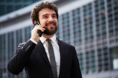 genç işadamı için mobil konuşuyor