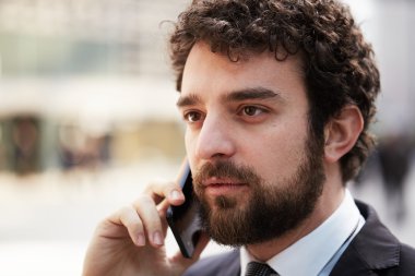 genç işadamı için mobil konuşuyor