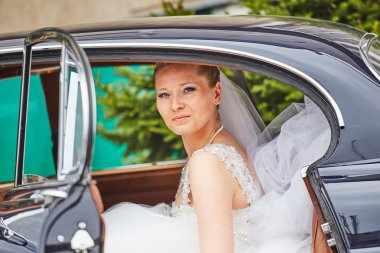 Arabanın içinde poz güzel sarışın gelin