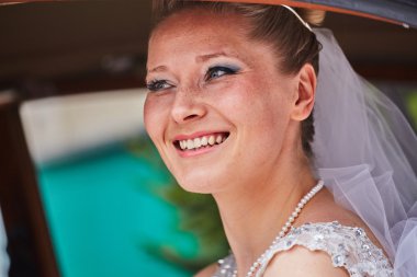 Arabanın içinde poz gelin