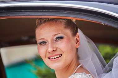 Arabanın içinde poz güzel sarışın gelin