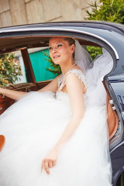 Arabanın içinde poz güzel sarışın gelin