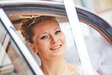 Arabanın içinde poz güzel sarışın gelin