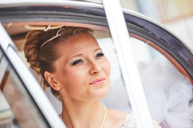 Arabanın içinde poz güzel sarışın gelin