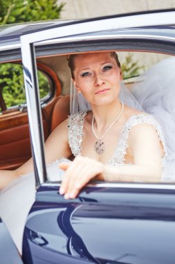 Arabanın içinde poz güzel sarışın gelin