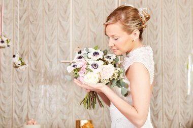 gülümseyen güzel sarışın gelin 