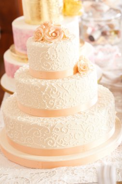 Düğün pastası bir parti içinde ateş