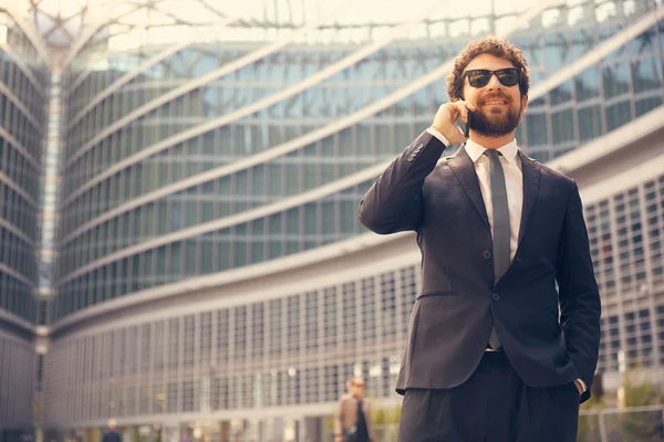 Joven hombre de negocios hablando con móvil — Foto de Stock