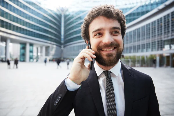 Joven hombre de negocios hablando con móvil — Foto de Stock