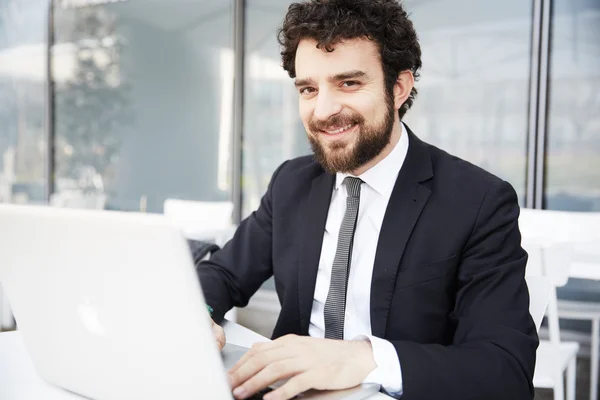 Inserimento di informazioni su laptop — Foto Stock