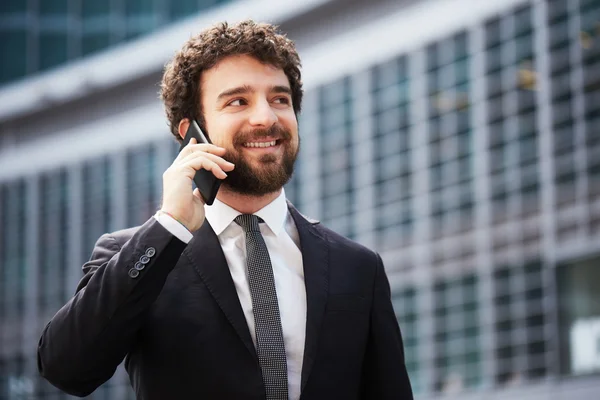 Young businessman talking to mobile — Stock Photo, Image
