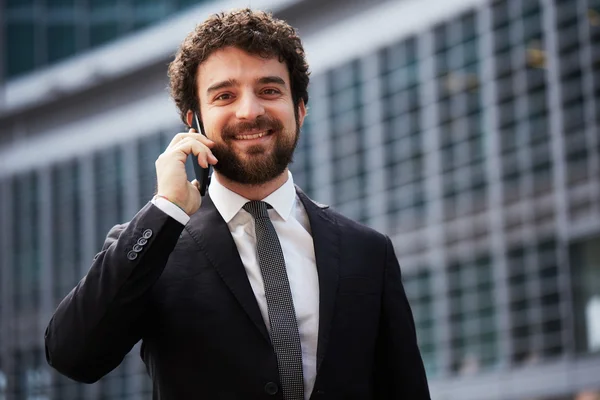 Joven hombre de negocios hablando con móvil — Foto de Stock