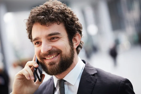 Jovem empresário conversando com celular — Fotografia de Stock
