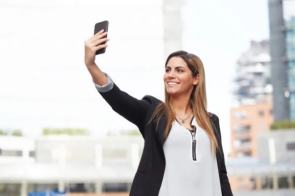 Jovem empresária tirar uma selfie — Fotografia de Stock