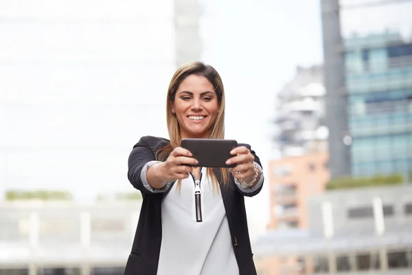 Jovem empresária tirar uma selfie — Fotografia de Stock