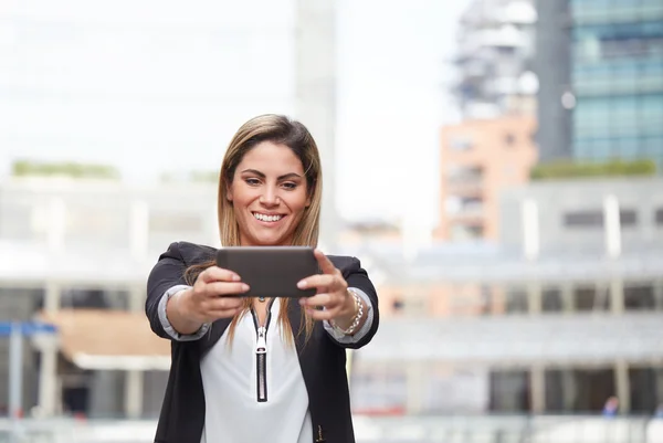 Jovem empresária tirar uma selfie — Fotografia de Stock