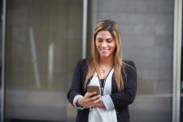 Ung affärskvinna pratar med mobil — Stockfoto