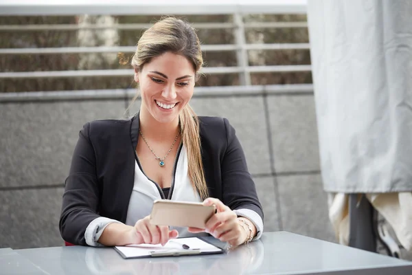 Young businesswoman talking to mobile — Stock Photo, Image