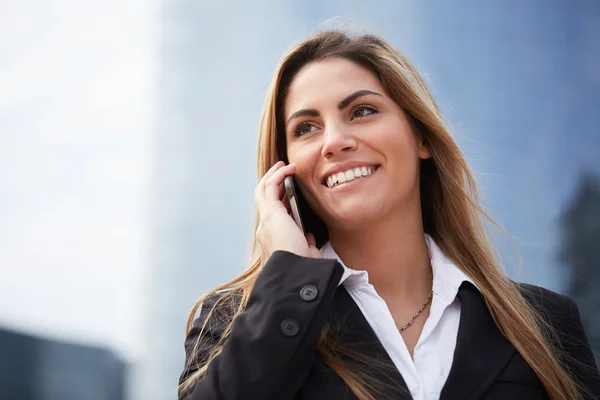 Young businesswoman talking to mobile — Stock Photo, Image