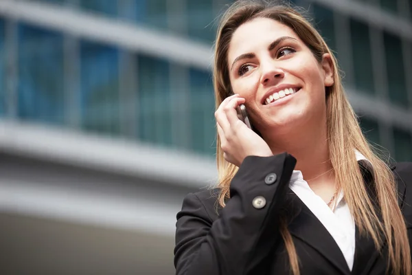 Young businesswoman talking to mobile — Stock Photo, Image