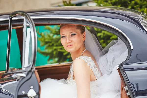 Arabanın içinde poz güzel sarışın gelin