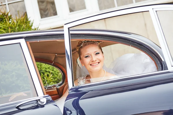 Arabanın içinde poz güzel sarışın gelin