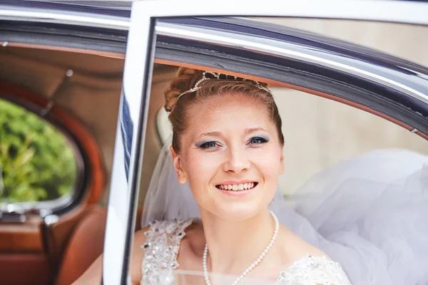 Arabanın içinde poz güzel sarışın gelin