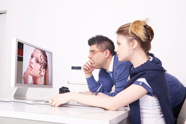 Team di fotografi che lavorano in studio — Foto Stock