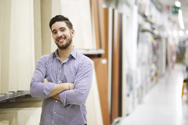 Jeune homme travaillant dans la quincaillerie — Photo