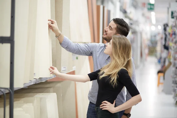 Pareja joven comprando en ferretería — Foto de Stock