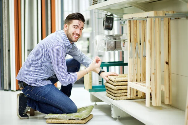 Junger Mann arbeitet im Baumarkt — Stockfoto