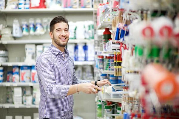 bir donanım mağazasında çalışan genç adam