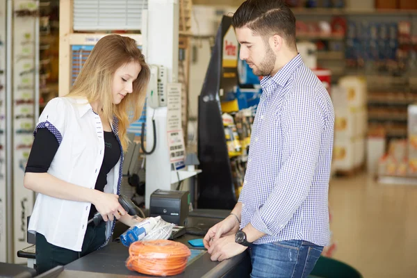 Feliz cliente pagar com cartão de crédito — Fotografia de Stock