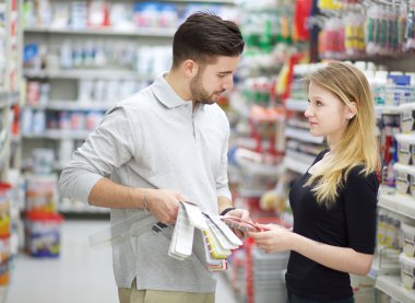 Genç çift donanım mağazasında satın alma
