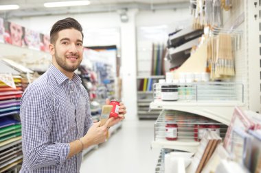 bir donanım mağazasında çalışan genç adam