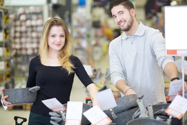 Молодая пара покупает в хозяйственном магазине — стоковое фото
