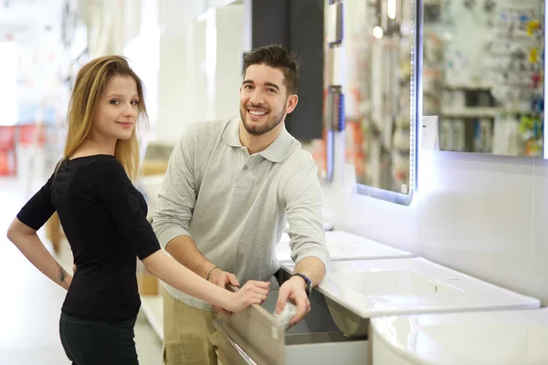 Pareja joven comprando en ferretería — Foto de Stock