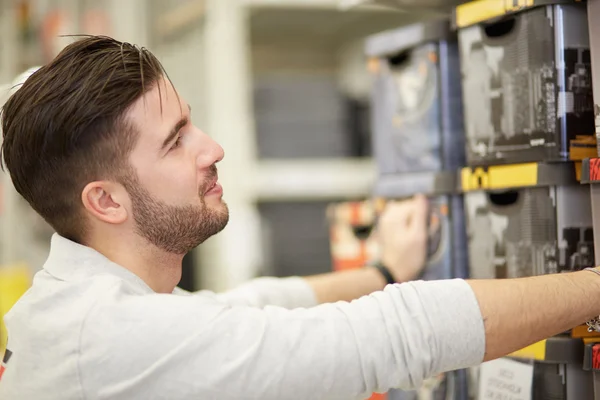 Jeune homme travaillant dans une quincaillerie — Photo