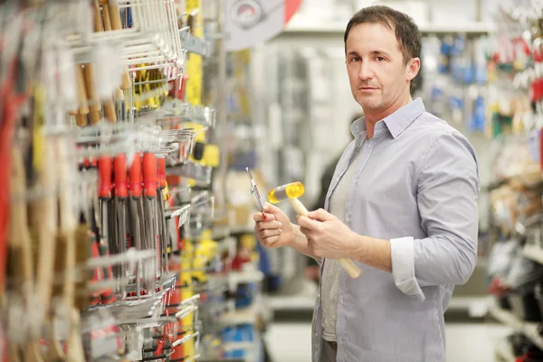 Cliente masculino na loja de ferragens — Fotografia de Stock