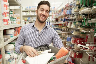 bir donanım mağazasında çalışan genç adam