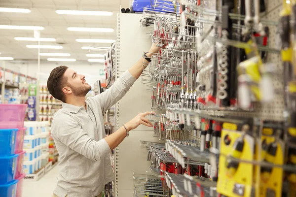 Mladý muž pracuje v železářství — Stock fotografie