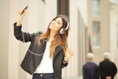 genç kadın yanında smartphone müzik dinleme