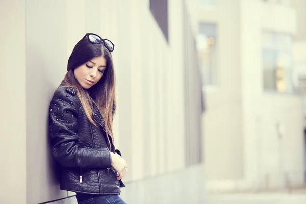 Moda urbana mujer joven — Foto de Stock