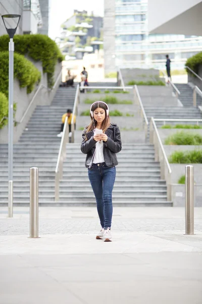 Jeune femme écouter de la musique par smartphone — Photo