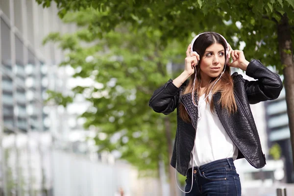 Jeune femme écouter de la musique par smartphone — Photo