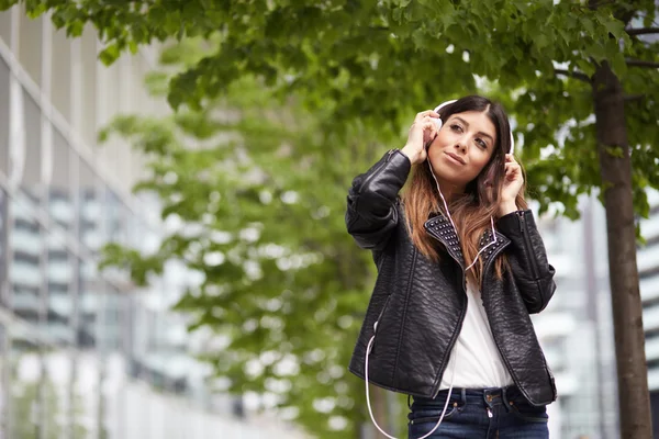 Mujer joven escuchando música por teléfono inteligente —  Fotos de Stock