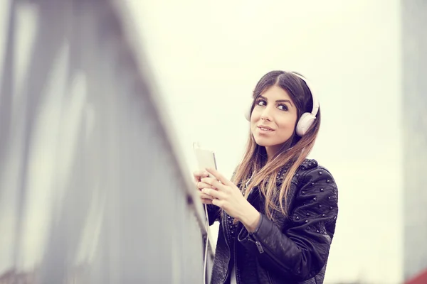 Mujer joven escuchando música por teléfono inteligente —  Fotos de Stock